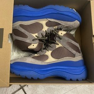 Mens size 9 Yeezy DSRT BT